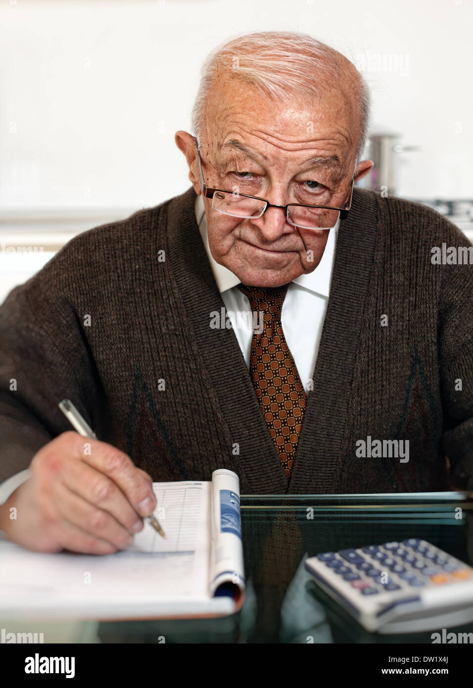 Senior seine Kosten berechnen Stockfoto