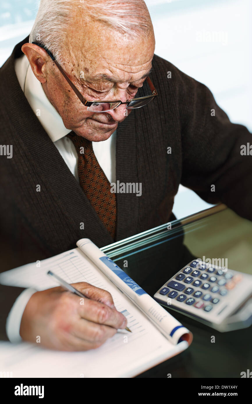 Alter Mann seine Kosten berechnen Stockfoto