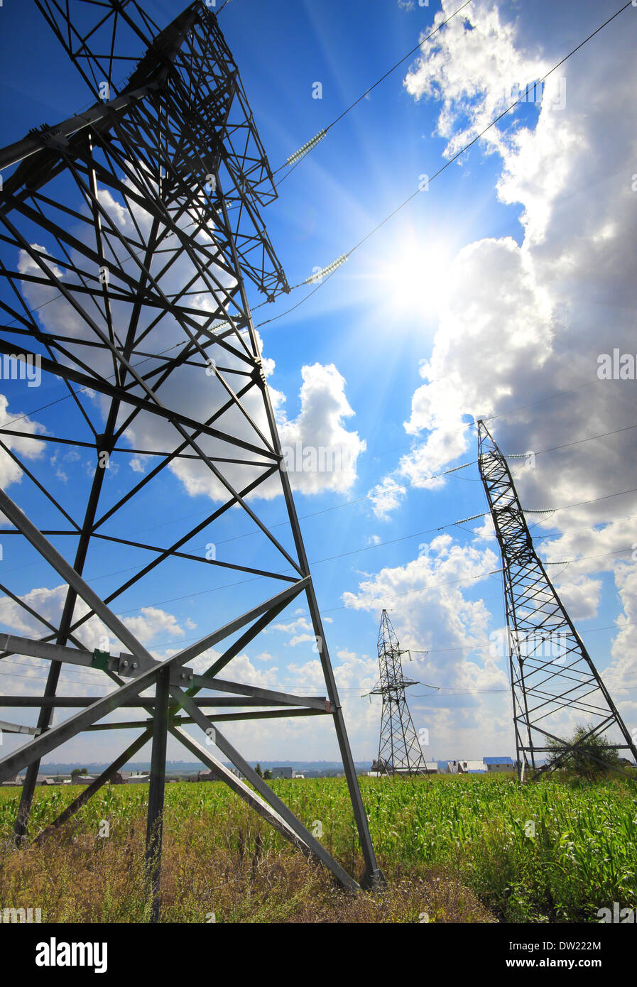 hohen elektrischen Masten gegen Sonne und Himmel Stockfoto