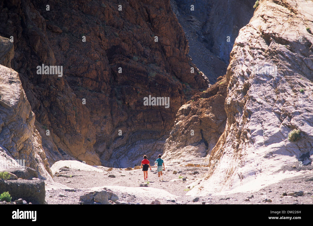 Elk248-2310 Kalifornien, Death Valley Nationalpark, Mosaic Canyon mit Wanderer Stockfoto