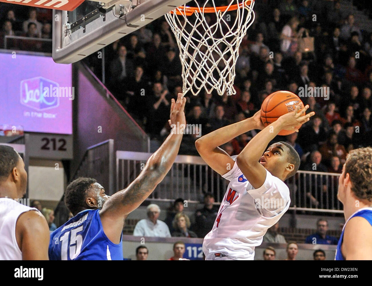 Southern Methodist Mustangs vorwärts Ben Moore (34) schießt ...in eine NCAA Männer Basketball-Spiel zwischen die Memphis Tigers und die SMU Mustangs, Samstag, 1. Februar 2014 @ Moody Coliseum in Dallas, Texas. Stockfoto