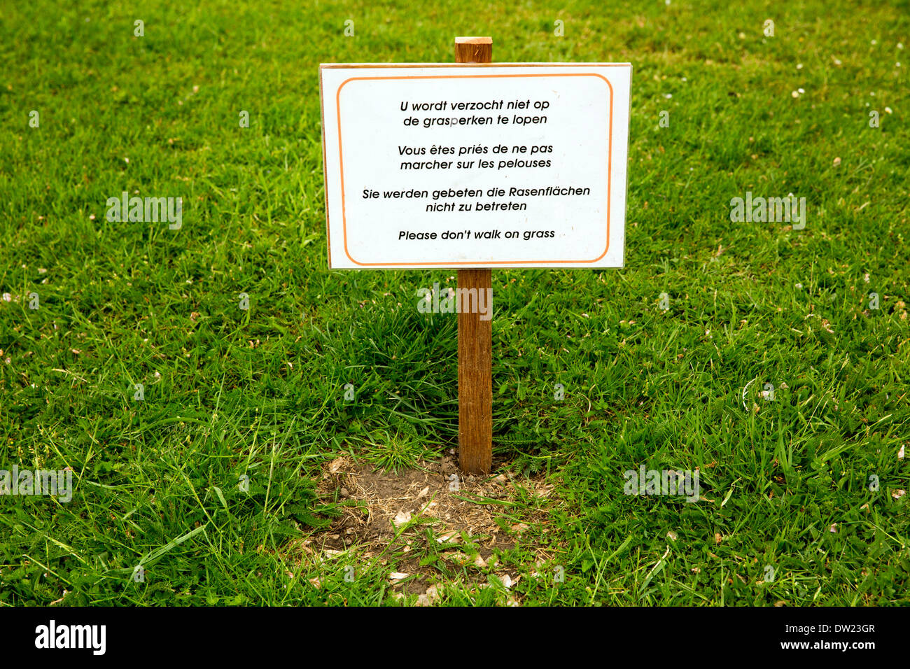 Bitte gehen Sie nicht auf den Rasen-Zeichen in Brüssel Belgien Stockfoto