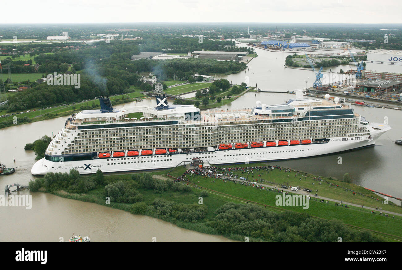 Kreuzfahrtschiff, die Celebrity Silhouette verlässt die Werft in Papenburg, wo sie entstand und nach hinten zum Meer geschwommen ist. Stockfoto