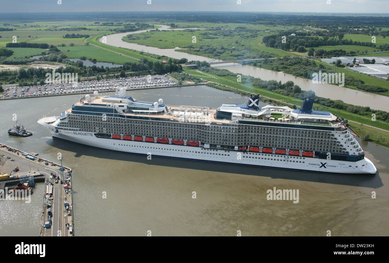 Kreuzfahrtschiff, die Celebrity Silhouette verlässt die Werft in Papenburg, wo sie entstand und nach hinten zum Meer geschwommen ist. Stockfoto