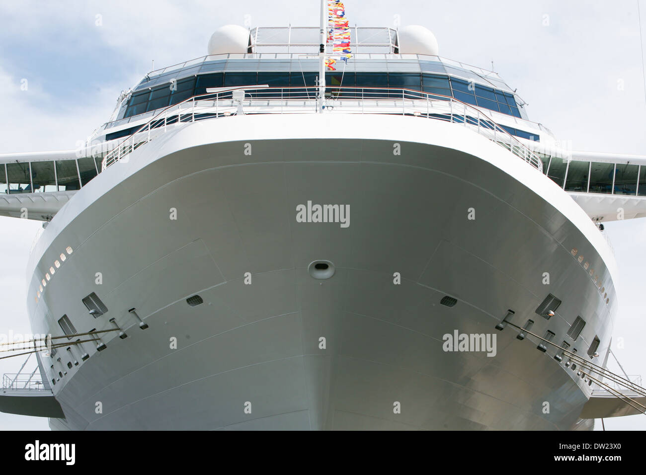 Kreuzfahrtschiff, die Celebrity Silhouette verlässt die Werft in Papenburg, wo sie entstand und nach hinten zum Meer geschwommen ist. Stockfoto