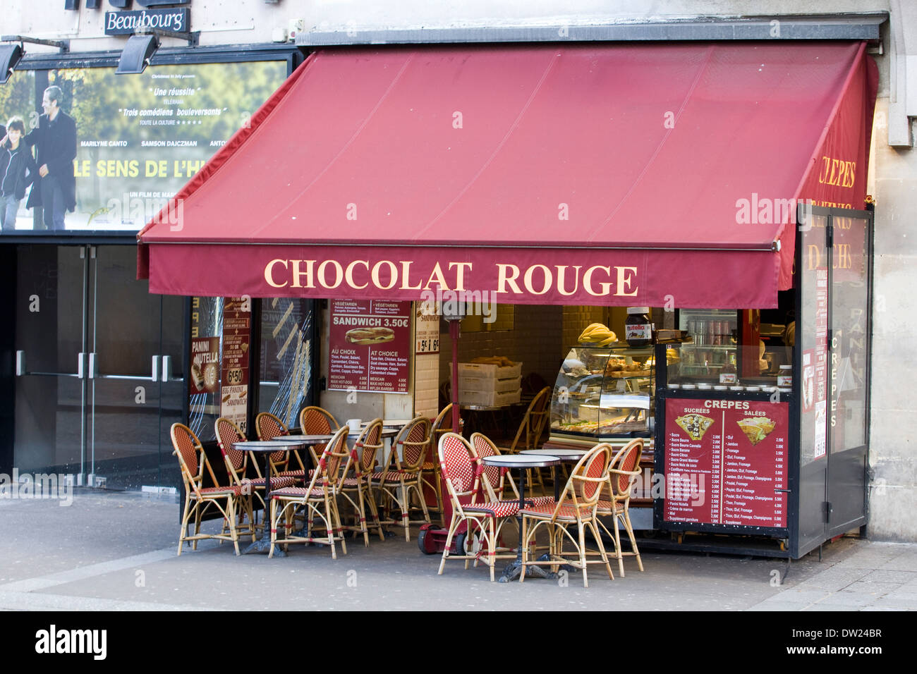 Zeichen und Markise Eingang zum Café auf den Straßen von Paris Frankreich Stockfoto