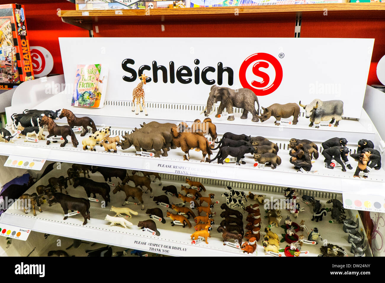 Schleich Tiere Spielzeug Spielzeug, die Plastikfiguren anzeigen stehen  Regal im shop Stockfotografie - Alamy