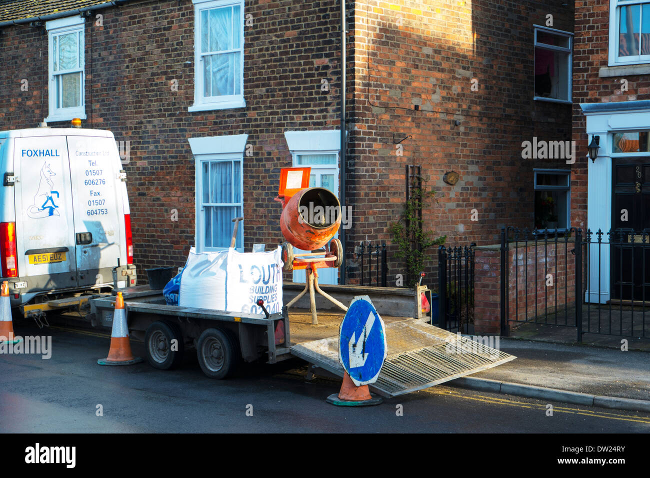 Betonmischer und Sand am Anhänger Bauherren Maschinen Werkzeuge Maschine Stockfoto
