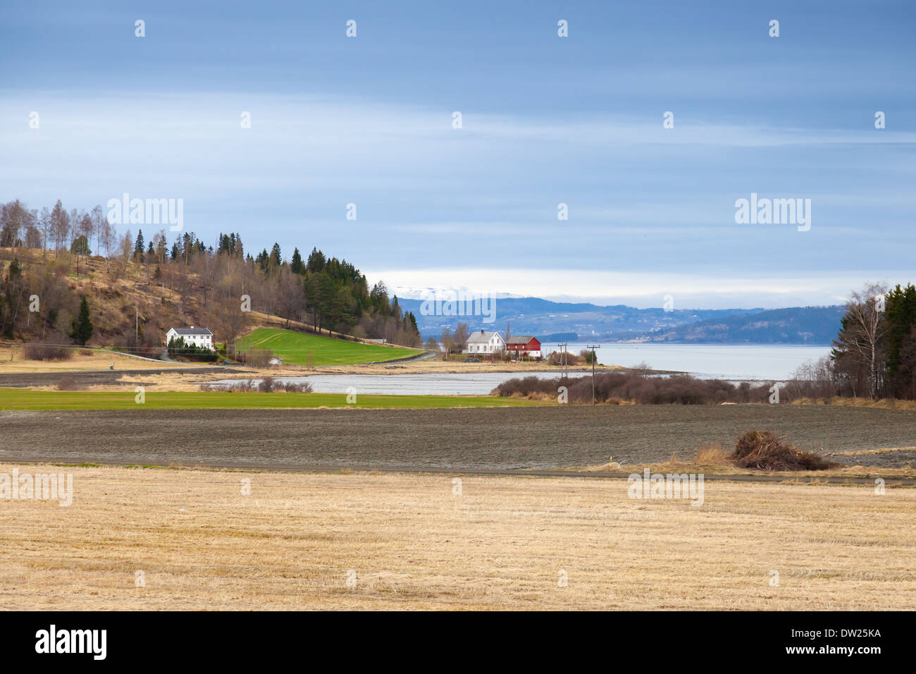 Norwegische Landschaft mit Holzhäusern und trockenen Bereich Frühling Stockfoto