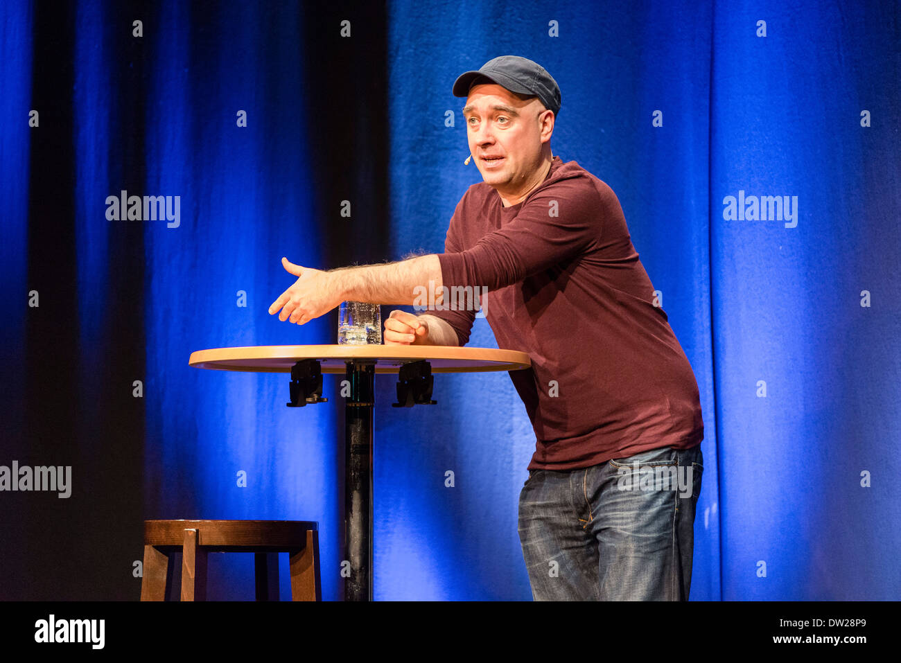 Preisgekrönte Kabarettist HG Butzko führt seine neuesten Programm. Stockfoto