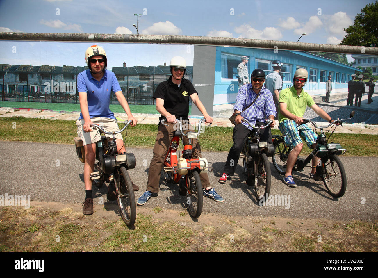 Eine Gruppe von französischen Männern auf Velosolex in der East Side Gallery in Berlin, 13. Juli 2013. Jedes Jahr kommen immer mehr Touristen in die deutsche Hauptstadt. Das Foto ist Teil einer Serie über den Tourismus in Berlin. Foto. Wolfram Steinberg dpa Stockfoto