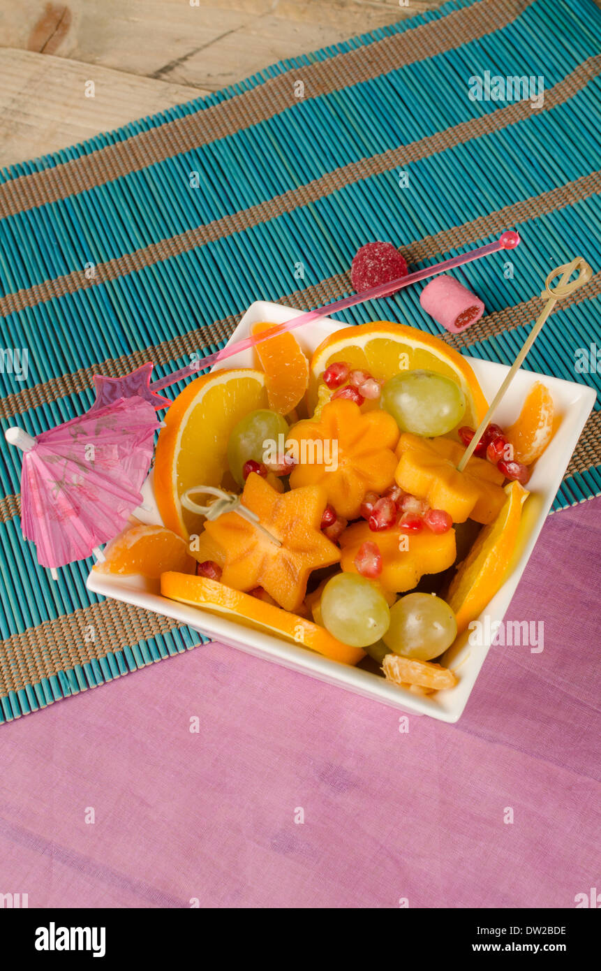 Schale mit Obstsalat schneiden in ausgefallenen Formen, ein Kind-dessert Stockfoto