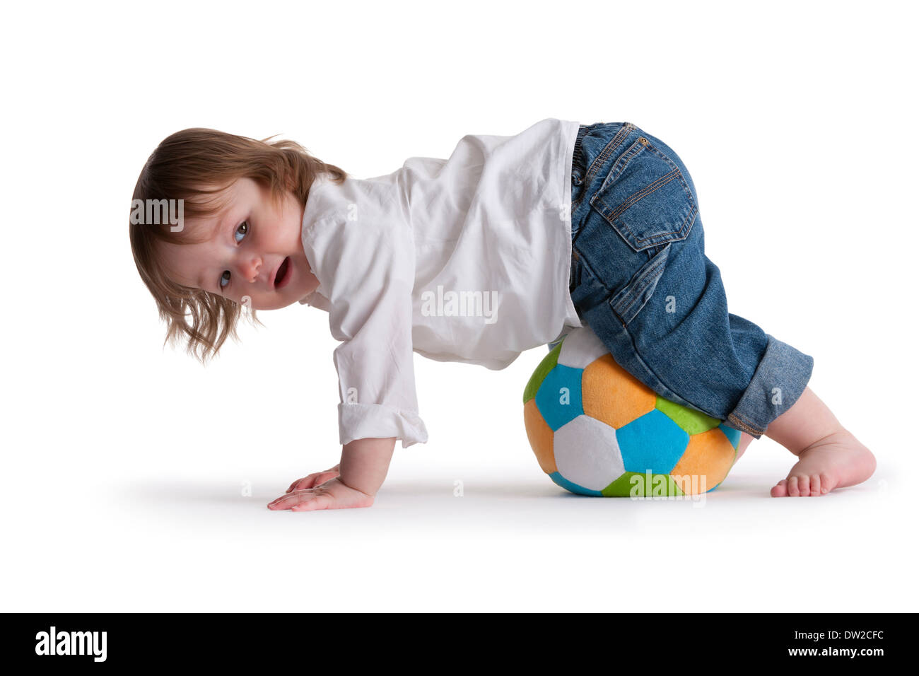 Kleinkind junge spielt mit einem Ball auf weißem Hintergrund Stockfoto