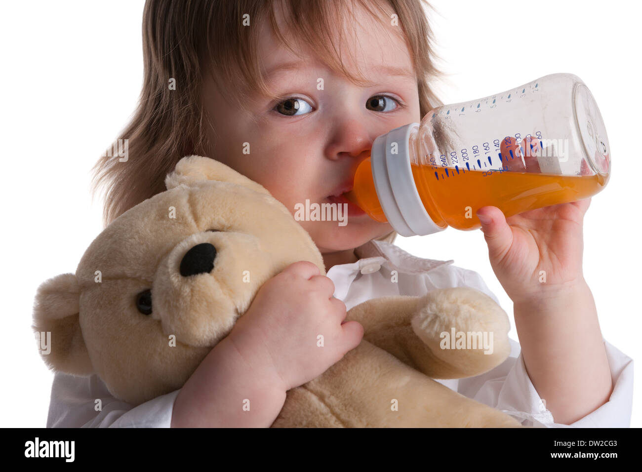 Kleinkind Jungen trinken Limonade aus einer Flasche auf weißem Hintergrund Stockfoto