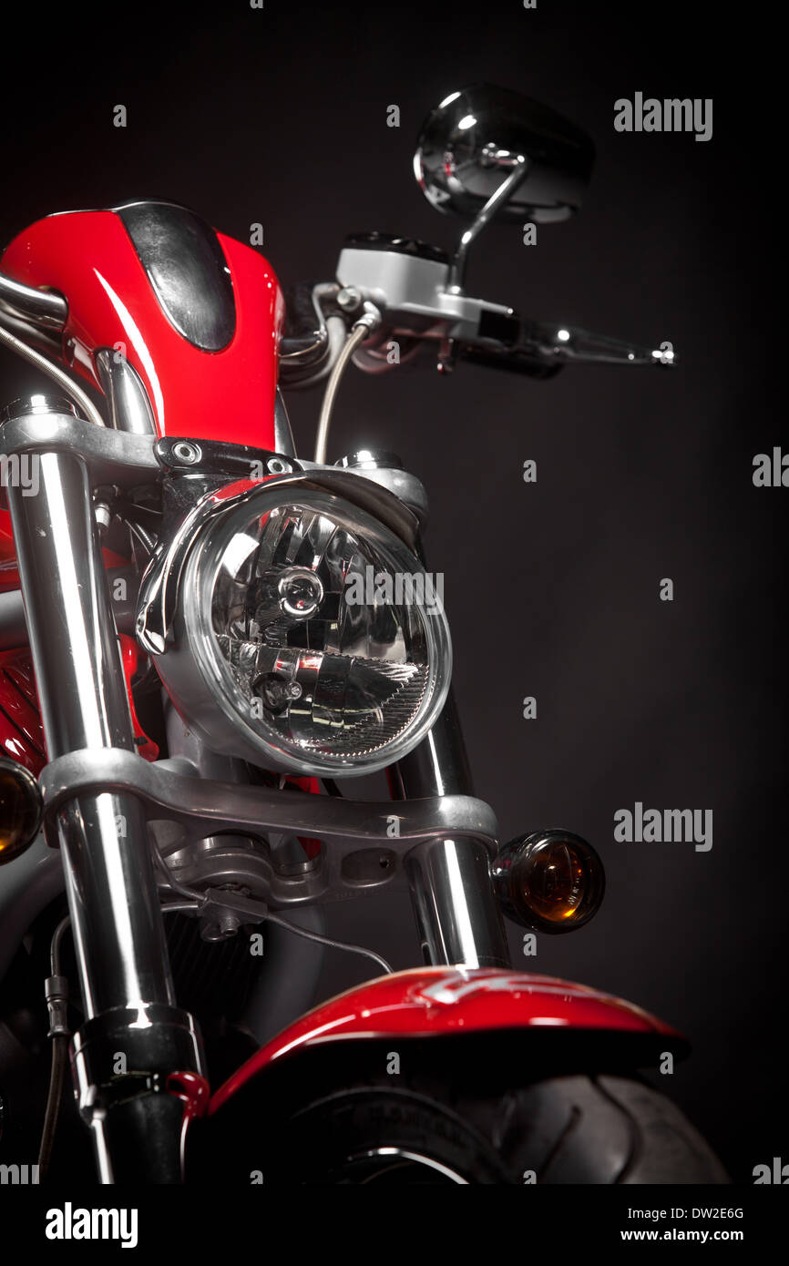 Farbe Schuss von einem roten Motorrad auf einem schwarzen Hintergrund. Stockfoto