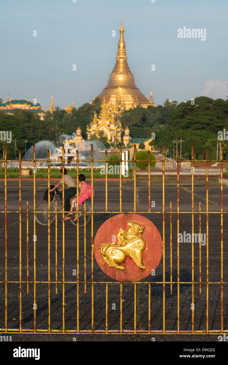 Löwe-Symbol mit Shwedagon in Backgrd. Yangon. Myanmar (Burma). Stockfoto