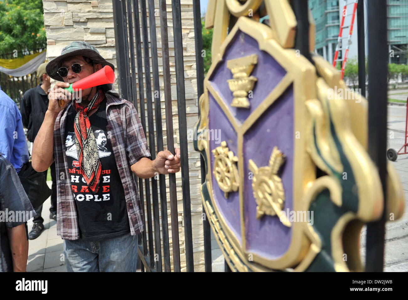 Bangkok, Thailand. 26. Februar 2014. Ein Demonstrant regierungsnahe besucht eine Kundgebung vor der nationalen Anti-Korruptions-Kommission in Bangkok, der Hauptstadt von Thailand, am 26. Februar 2014. Thai Hausmeister Vizepremierminister und Außenminister Surapong Tovichakchaikul am Mittwoch schlug der Vereinten Nationen einlädt, Thailand, den aktuellen politischen Konflikt zu lösen helfen. Bildnachweis: Gao Jianjun/Xinhua/Alamy Live-Nachrichten Stockfoto
