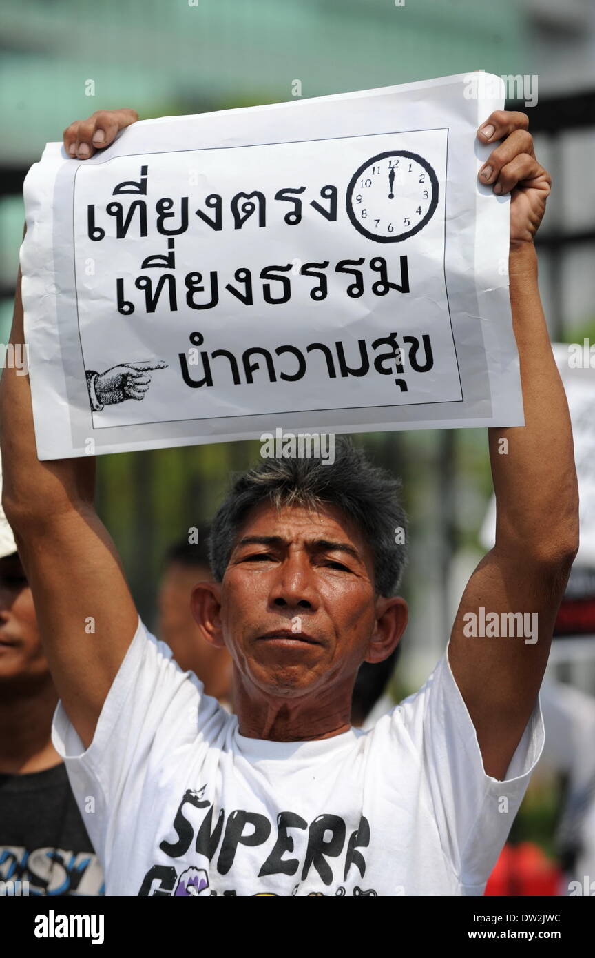 Bangkok, Thailand. 26. Februar 2014. Eine regierungsnahe Demonstrant hält einen Banner während einer Kundgebung außerhalb der nationalen Anti-Korruptions-Kommission in Bangkok, der Hauptstadt von Thailand, am 26. Februar 2014. Thai Hausmeister Vizepremierminister und Außenminister Surapong Tovichakchaikul am Mittwoch schlug der Vereinten Nationen einlädt, Thailand, den aktuellen politischen Konflikt zu lösen helfen. Bildnachweis: Gao Jianjun/Xinhua/Alamy Live-Nachrichten Stockfoto