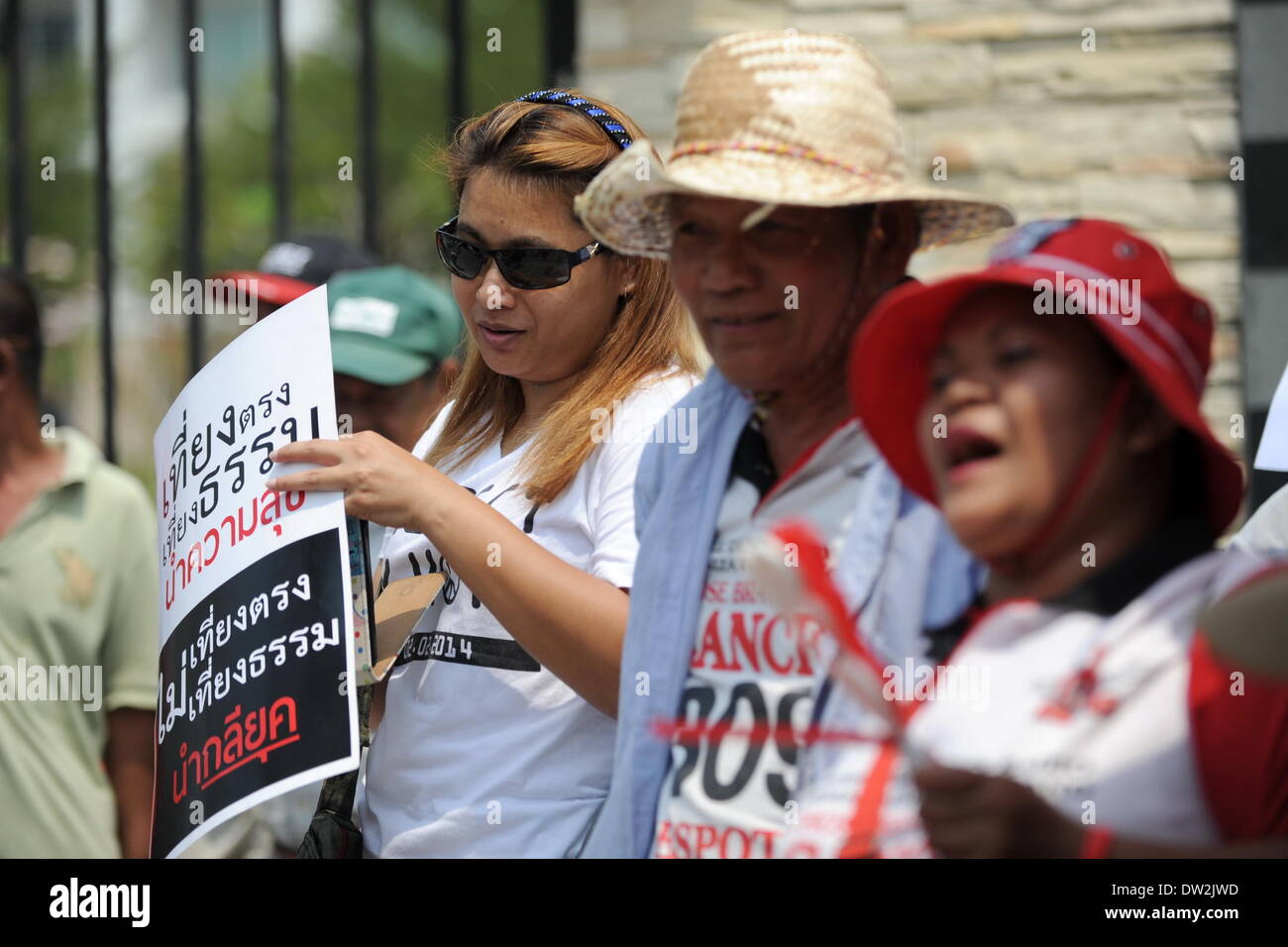 Bangkok, Thailand. 26. Februar 2014. Pro-Regierungs-Demonstranten an einer Kundgebung vor der nationalen Anti-Korruptions-Kommission in Bangkok, der Hauptstadt von Thailand, am 26. Februar 2014. Thai Hausmeister Vizepremierminister und Außenminister Surapong Tovichakchaikul am Mittwoch schlug der Vereinten Nationen einlädt, Thailand, den aktuellen politischen Konflikt zu lösen helfen. Bildnachweis: Gao Jianjun/Xinhua/Alamy Live-Nachrichten Stockfoto