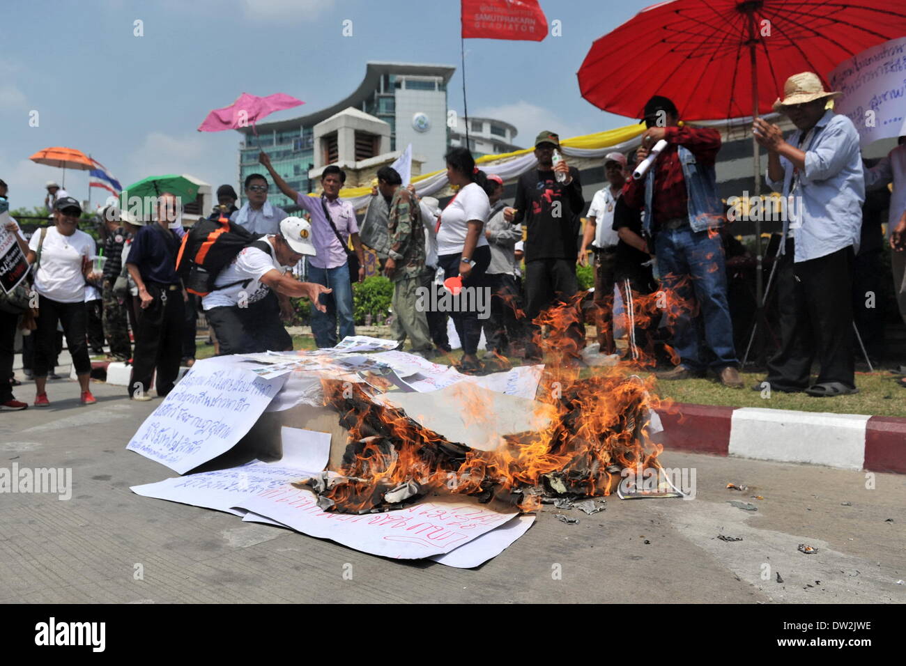 Bangkok, Thailand. 26. Februar 2014. Pro-Regierungs-Demonstranten verbrennen Banner während einer Kundgebung vor der nationalen Anti-Korruptions-Kommission in Bangkok, der Hauptstadt von Thailand, am 26. Februar 2014. Thai Hausmeister Vizepremierminister und Außenminister Surapong Tovichakchaikul am Mittwoch schlug der Vereinten Nationen einlädt, Thailand, den aktuellen politischen Konflikt zu lösen helfen. Bildnachweis: Gao Jianjun/Xinhua/Alamy Live-Nachrichten Stockfoto