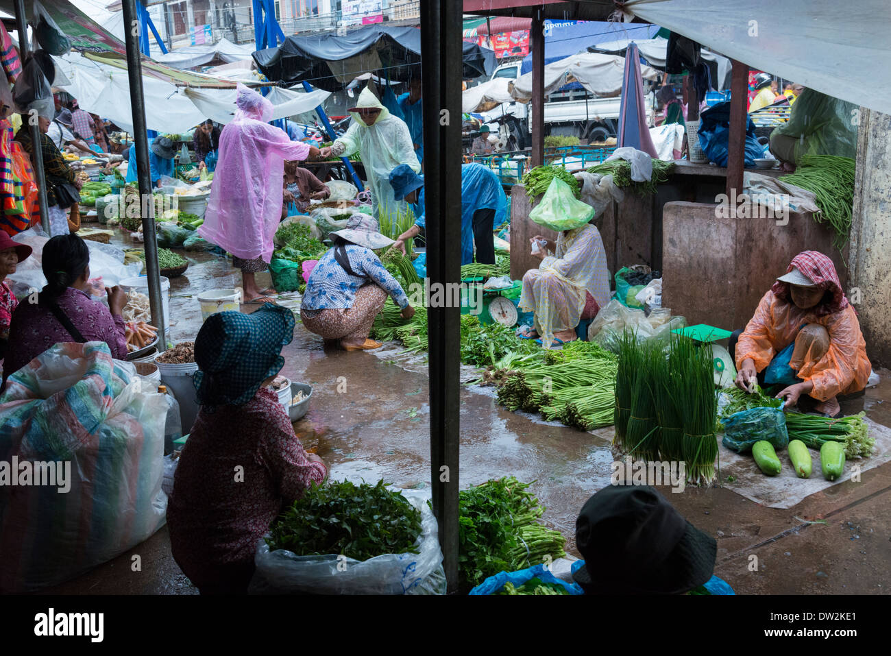 Gemüsemarkt an einem regnerischen Morgen. Kompong Chnanng. Kambodscha. Stockfoto
