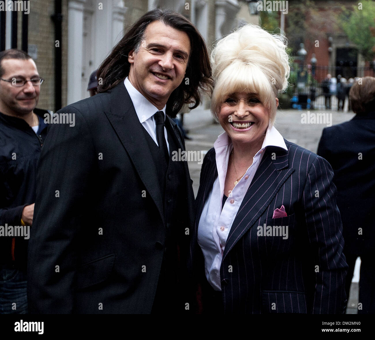 Barbara Windsor und Scott Mitchell Ankunft am Victor Spinetti Memorial statt, in der St. Pauls Kirche, Covent Garden London, England - 02.10.12 Featuring: Barbara Windsor und Scott Mitchell Where: London, Vereinigtes Königreich bei: 2. Oktober 2012 Stockfoto