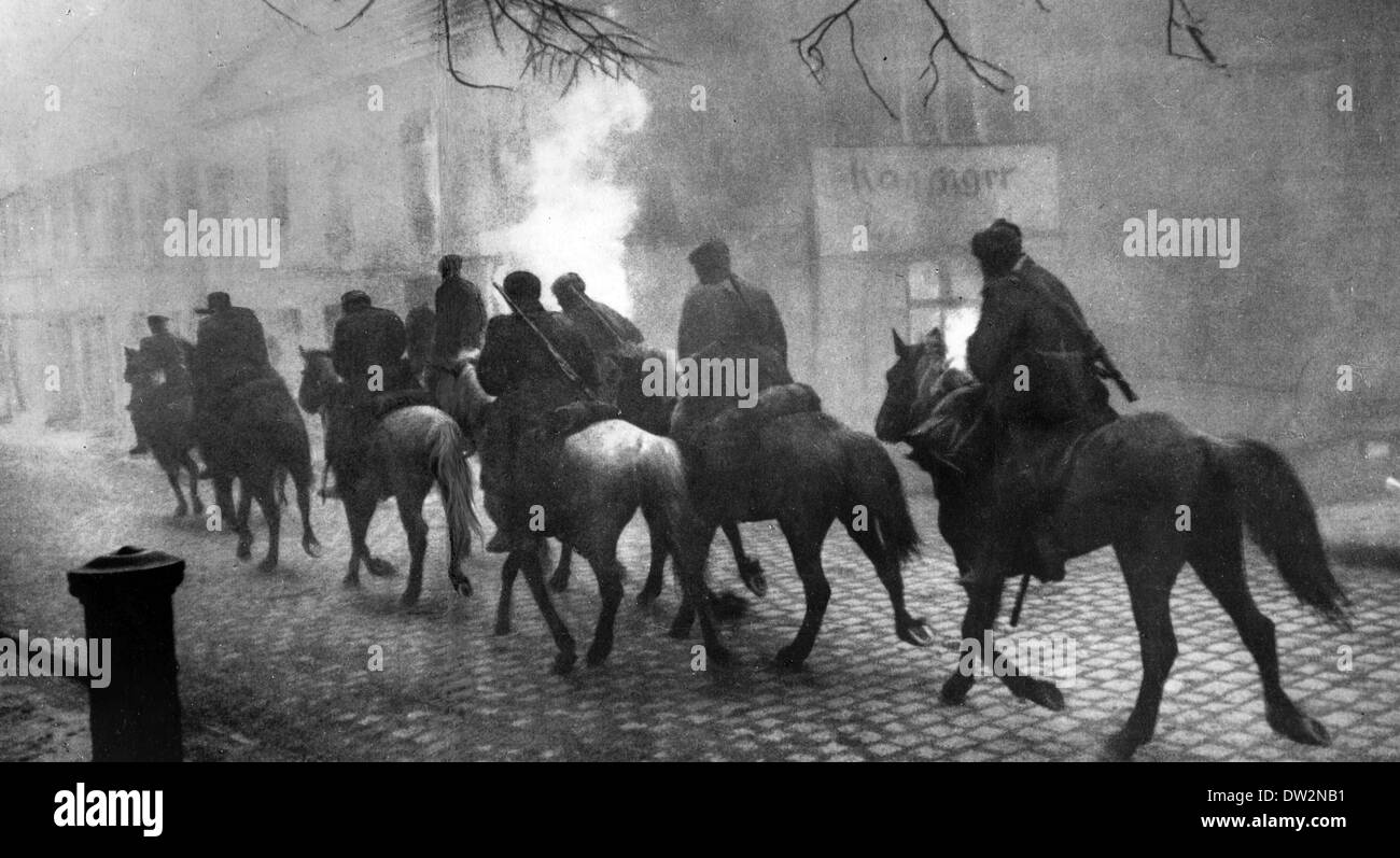 Ende des Krieges in Berlin 1945 - Eintritt der sowjetischen Kavallerie in Berlin, April 1945. Fotoarchiv für Zeitgeschichte - KEIN KABELDIENST Stockfoto