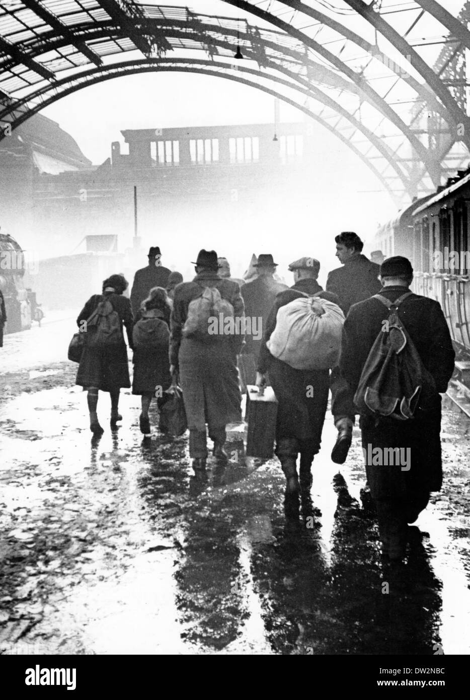 Die Menschen stehen auf einem Bahnsteig des Hauptbahnhofs in Leipzig, zerstört durch die Bombenanschläge im Zweiten Weltkrieg 1946. Fotoarchiv für Zeitgeschichtee - KEIN KABELDIENST Stockfoto
