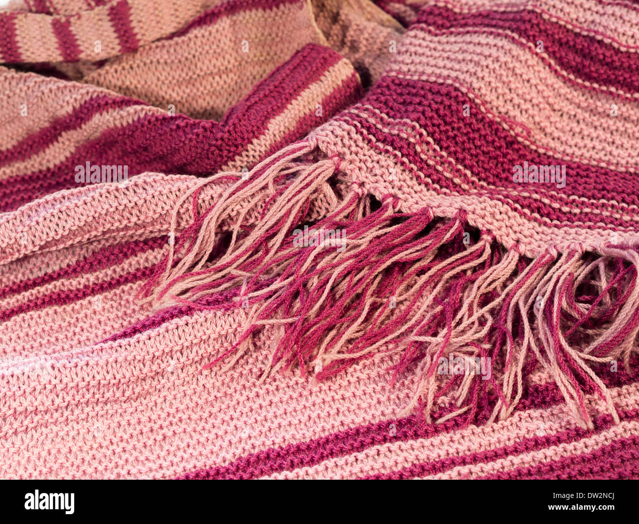 Gestreift rosa Wooly gestrickte Schal mit Rüschen, Nahaufnahme auf weiße,  warme Winter-Zubehör für die kalte Jahreszeit in Oslo Norwegen  Stockfotografie - Alamy