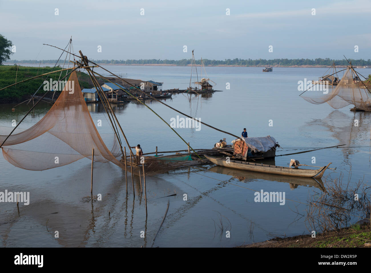 Angeln Lastkahn mit großen Netz auf eine Mekong Nebenfluss. Kratie-Bereich. Kambodscha. Stockfoto