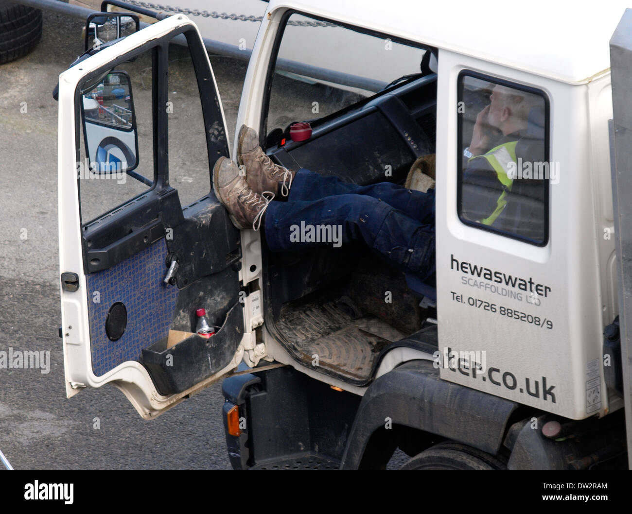 Arbeiter ruht im Fahrerhaus des LKW Stockfoto