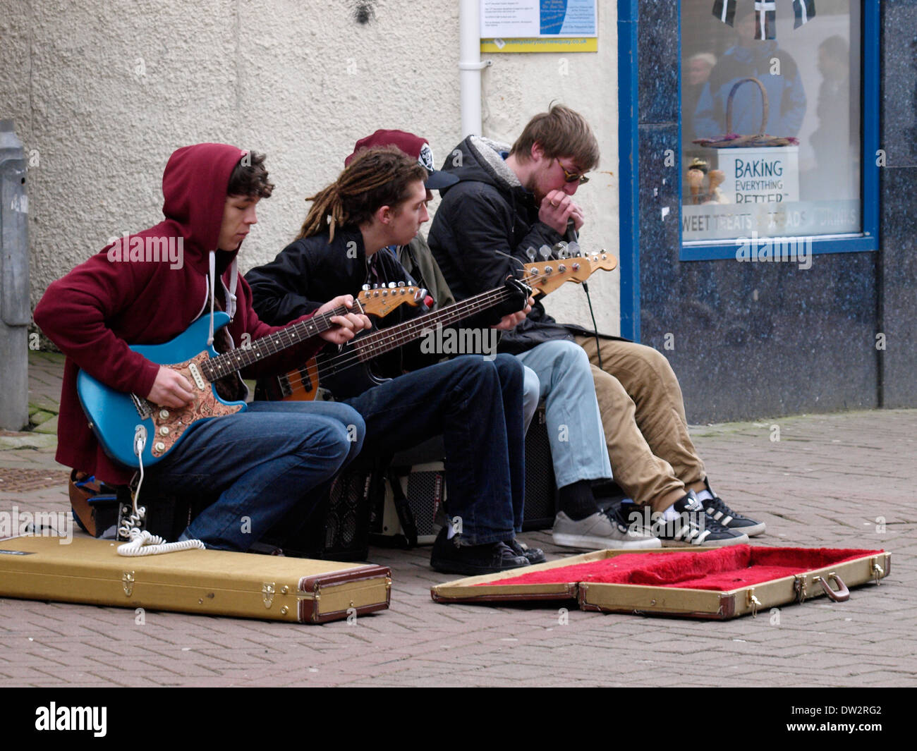 Gruppe junger Männer als Straßenmusikant, Newquay, Cornwall, UK Stockfoto