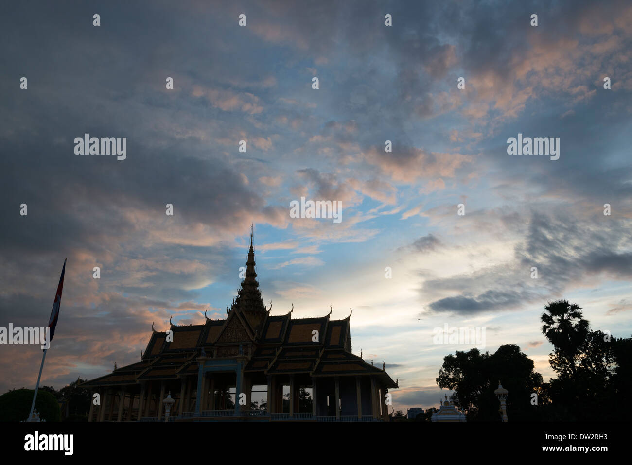 Königspalast in der Abenddämmerung mit leichten Wolken. Phnom Penh. Kambodscha. Stockfoto