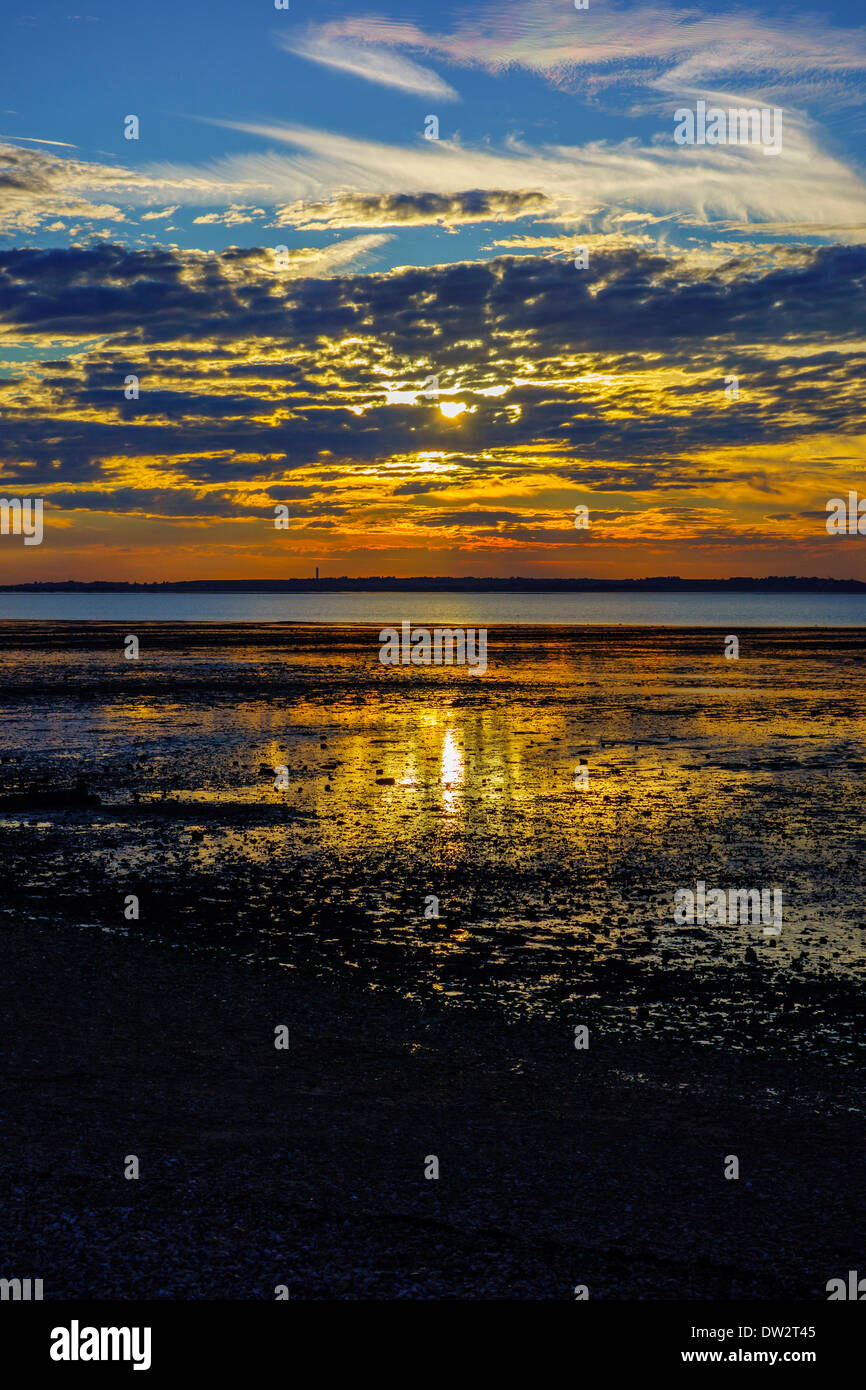 Whitstable Sonnenuntergang. Isle of Sheppey am Horizont Stockfoto