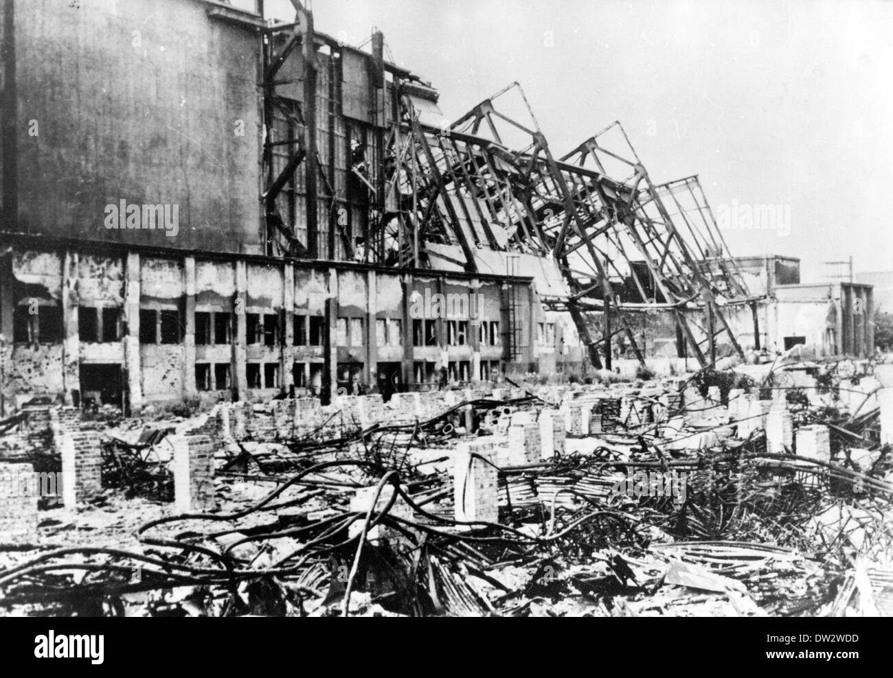 Blick auf Hall, zerstört durch die Bombenanschläge im Zweiten Weltkrieg, auf dem Gelände der Technischen Handelsmesse in Leipzig, 1945. Fotoarchiv für Zeitgeschichtee - KEIN KABELDIENST Stockfoto