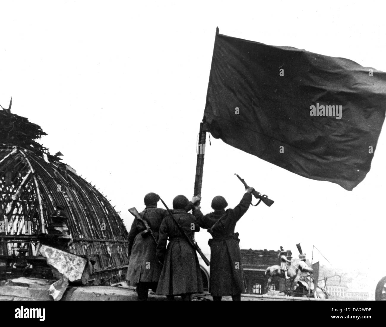 Ende des Krieges in Berlin 1945 - Sowjetsoldaten hissen die rote Flagge auf dem Reichstagsgebäude in Berlin am 02. Mai 1945. Fotoarchiv für Zeitgeschichte - KEIN KABELDIENST Stockfoto