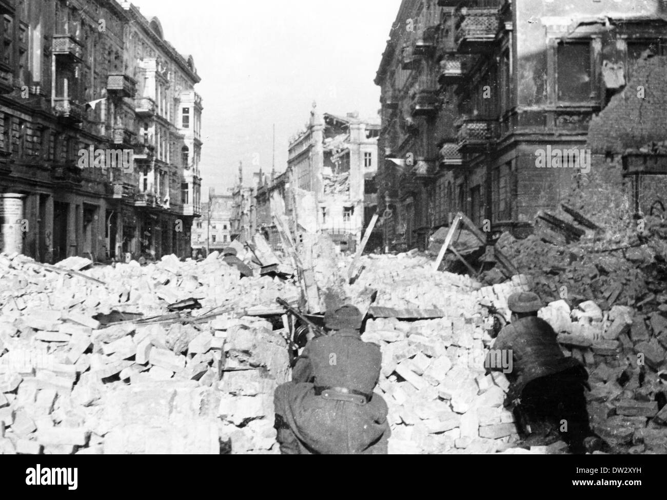 Ende des Krieges in Berlin 1945 - Vormarsch der Roten Armee in den Straßen Berlins im April 1945. Fotoarchiv für Zeitgeschichte - KEIN KABELDIENST Stockfoto