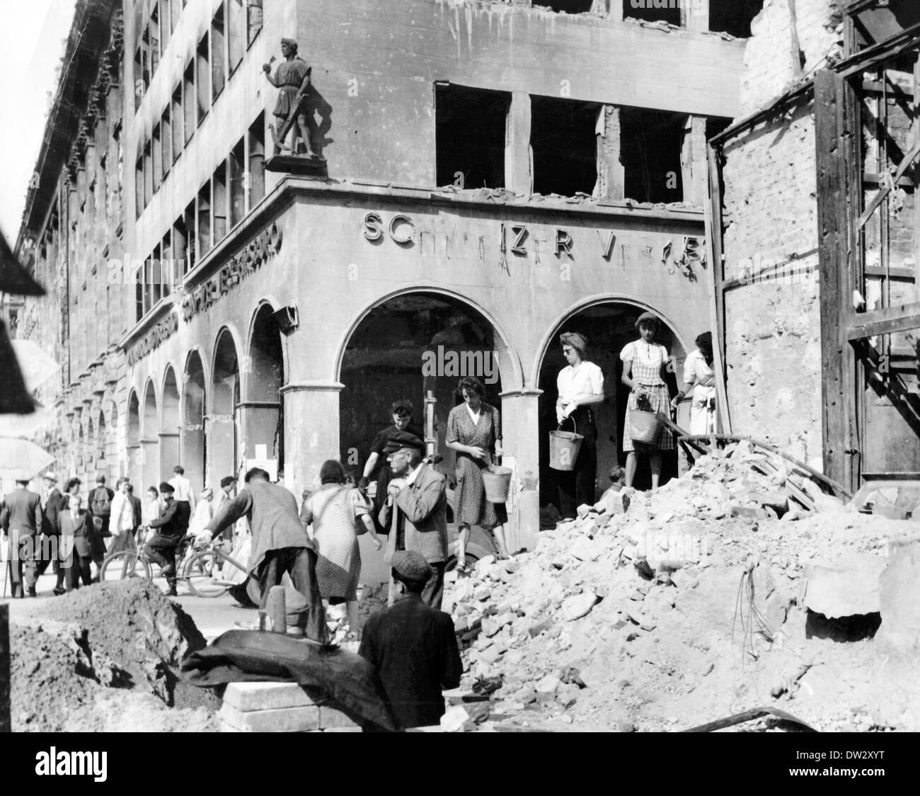 Frauen und Männer säubern die Trümmer vor dem Schweizer Haus an der Friedrichstraße/Ecke unter den Linden in Berlin 1945. Fotoarchiv für Zeitgeschichtee - KEIN KABELDIENST Stockfoto