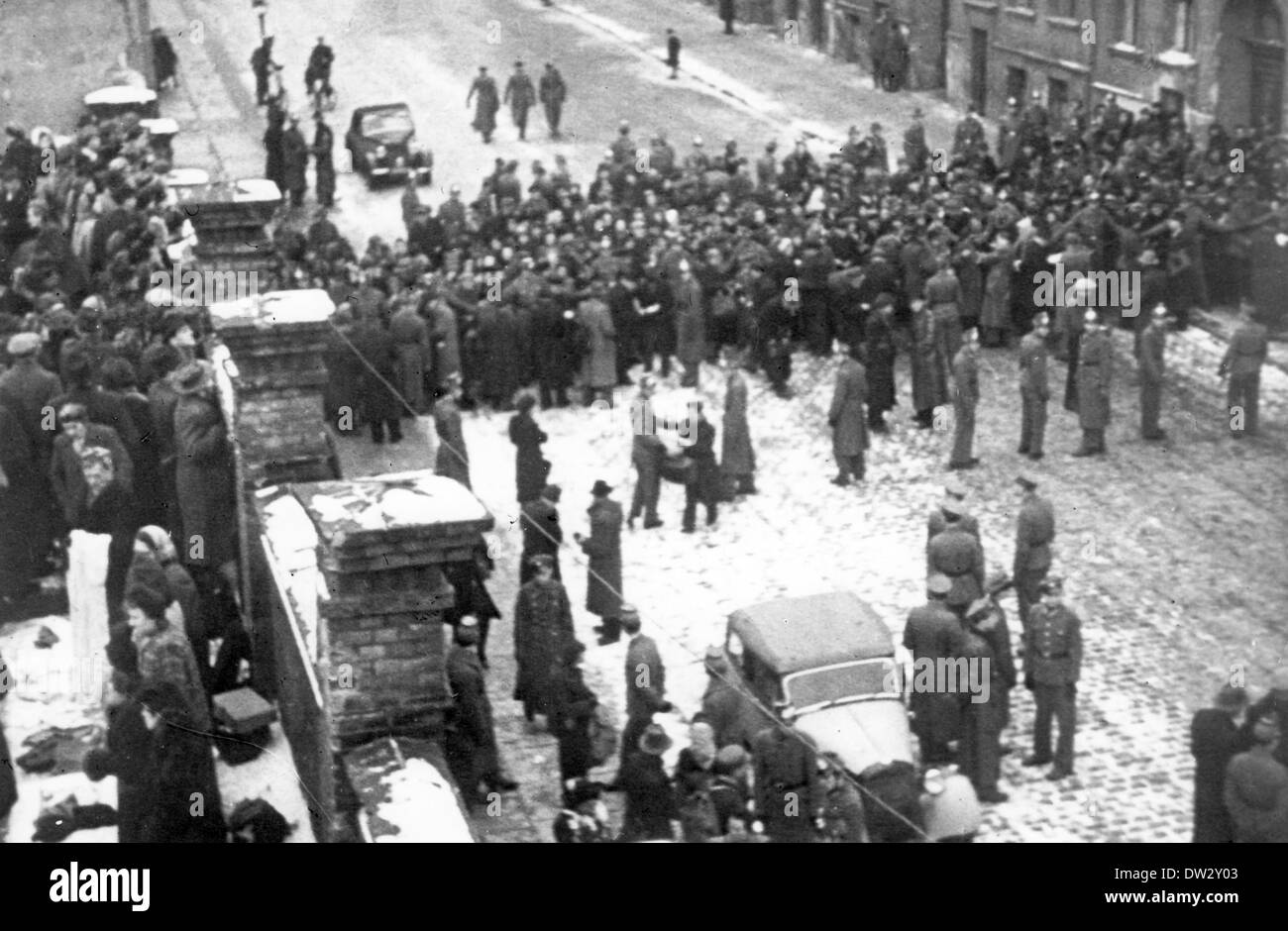 Offiziere der Volkspolizei in der sowjetischen Besatzungszone versammeln sich während eines groß angelegten Angriffs auf den Schwarzmarkt in Berlin, Deutschland, Februar 1946. Fotoarchiv für Zeitgeschichte - KEIN KABELDIENST Stockfoto