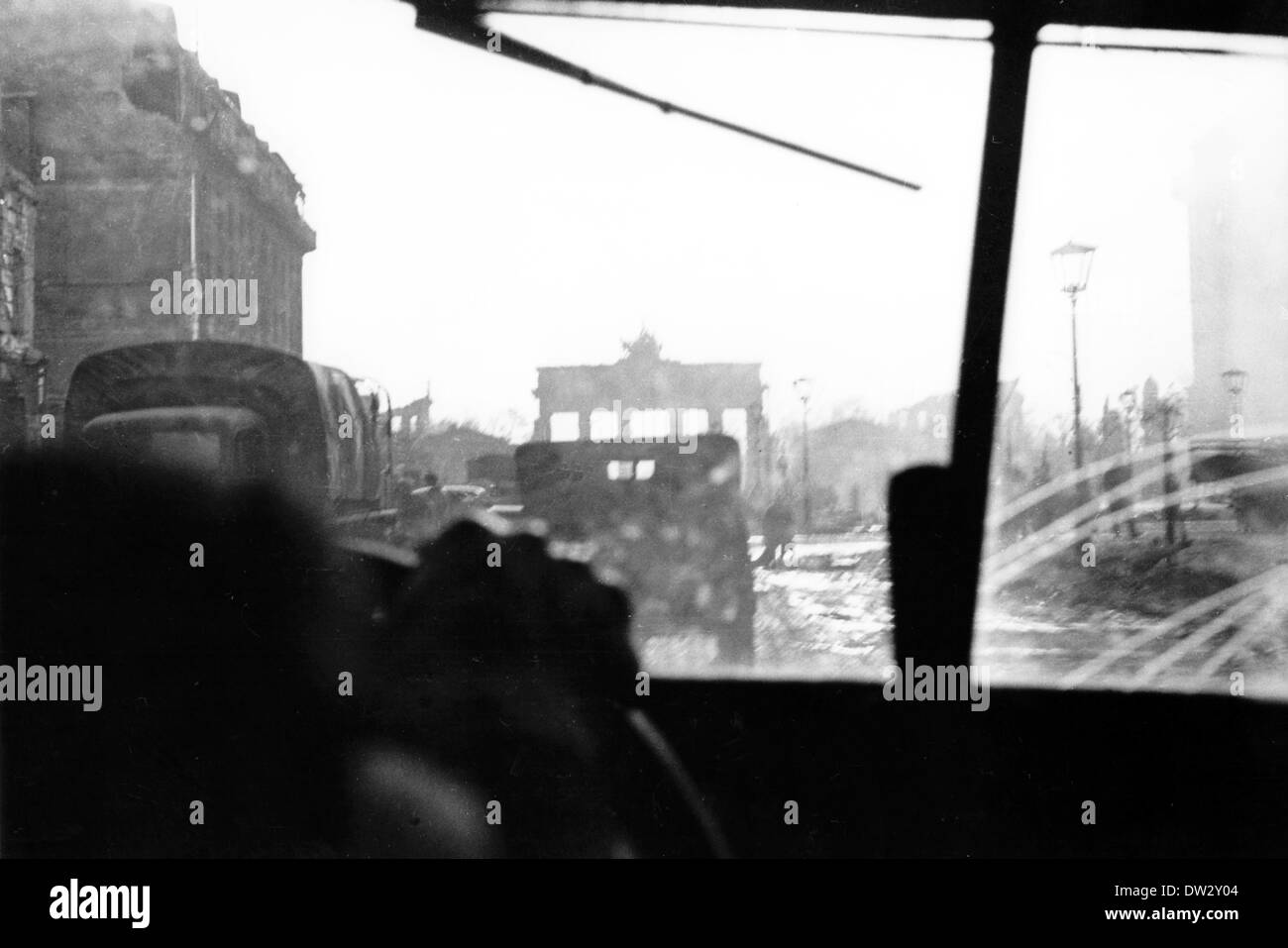 Ende des Krieges in Berlin 1945 - Fahrzeuge der Roten Armee vor dem Brandenburger Tor in Berlin. Fotoarchiv für Zeitgeschichte - KEIN KABELDIENST Stockfoto