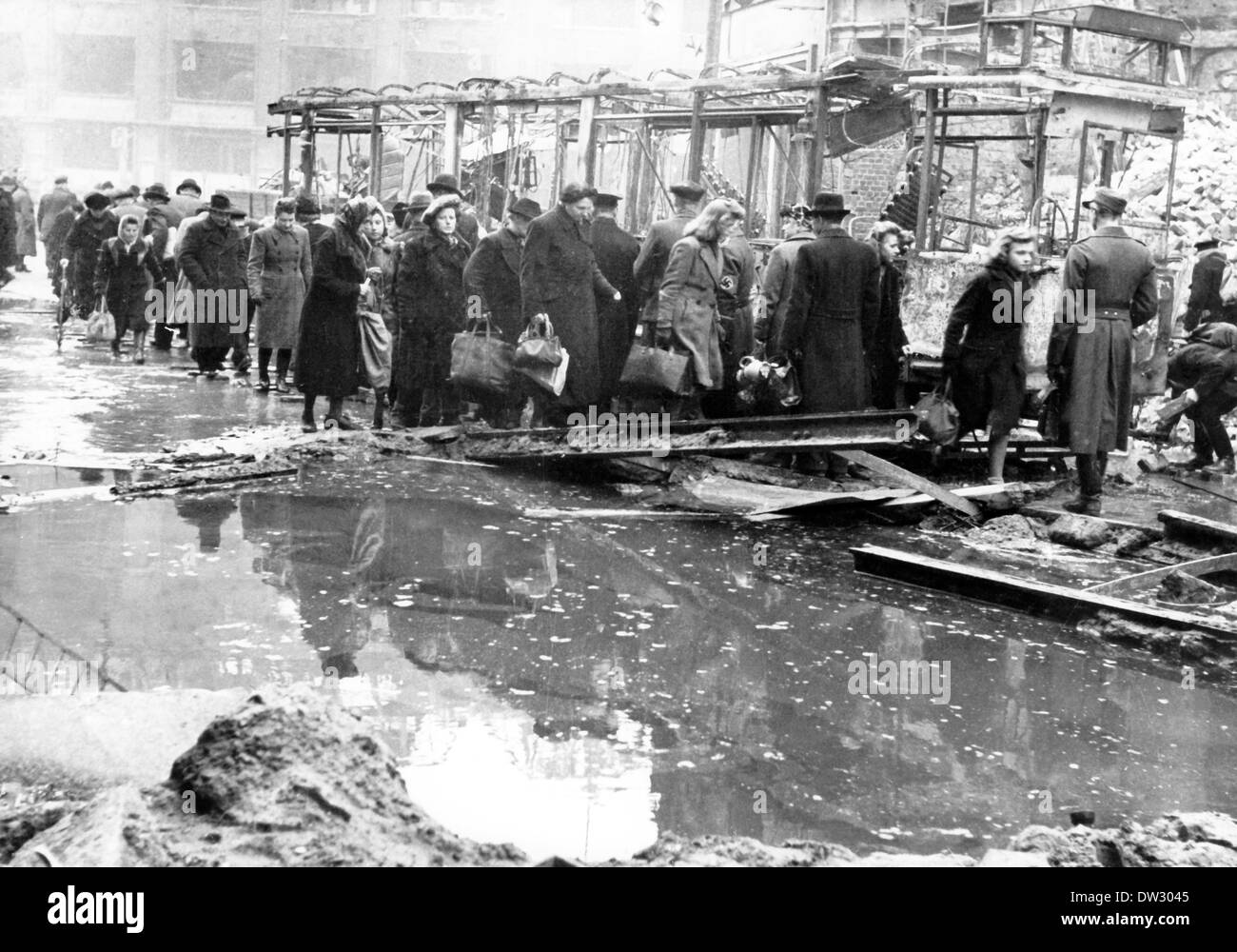 Eine Straßenszene nach dem großen amerikanischen Luftangriff nach Berlin am 03. Februar 1945 zeigt Menschen auf der zerstörten Oranienstraße im Berliner Bezirk Kreuzberg. Fotoarchiv für Zeitgeschichte - KEIN KABELDIENST Stockfoto