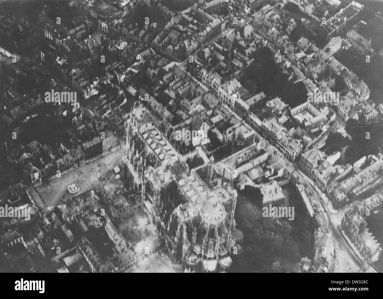 Deutsche Luftfotos zeigen die zerstörte Kathedrale entlang der Westfront während des Ersten Weltkriegs in St. Quentin, Frankreich, Datum unbekannt. Fotoarchiv für Zeitgeschichte - KEIN KABELDIENST Stockfoto