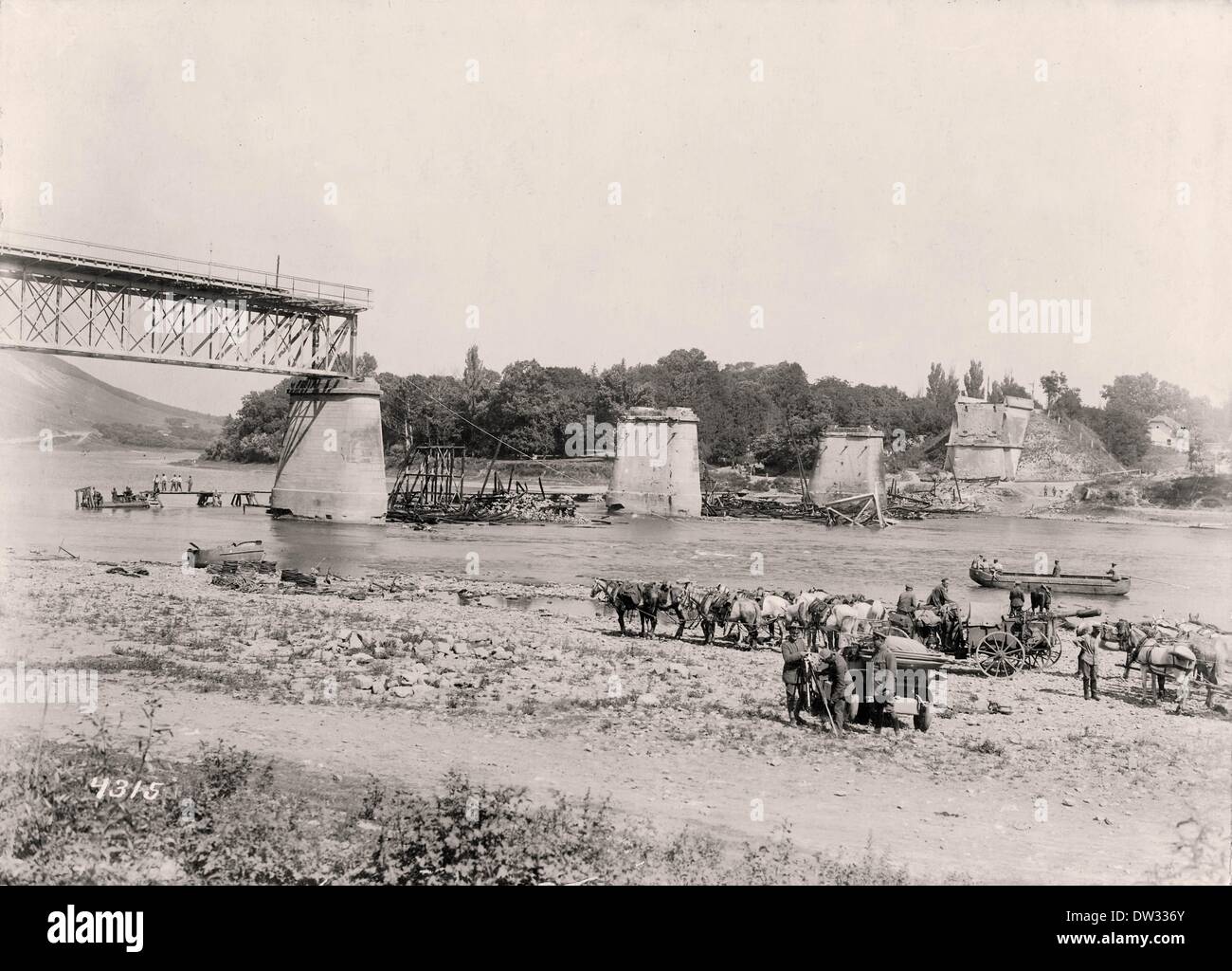 Deutsche Truppen marschieren in Richtung Tschernivtsi - hier wird eine provisorische Ersatzbrücke neben der Brücke errichtet, die von den Russen in der Nähe von Zalischyky gesprengt wurde, Datum unbekannt. Fotoarchiv für Zeitgeschichtee - KEIN KABELDIENST Stockfoto