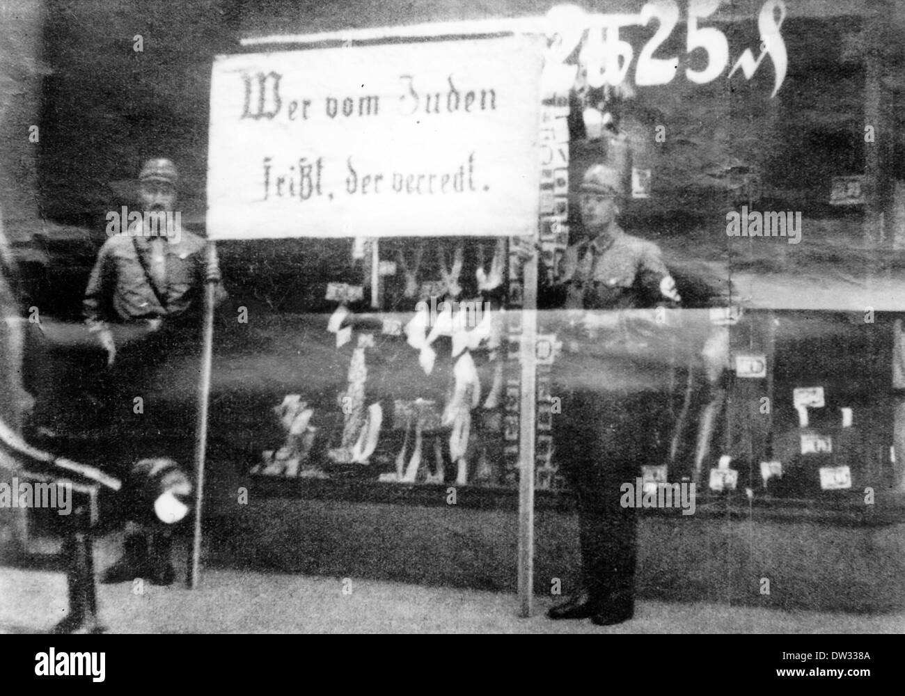 Mitglieder der SA (Sturmabteilung, paramilitärischer Flügel der Nazi-Partei) stehen vor einem jüdischen Laden und halten ein Poster mit der Aufschrift „Wer von den Juden isst, stirbt einen elenden Tod!“ In Berlin, 1933. April. Unter dem Slogan 'Deutsche! Verteidigt euch! Kaufen Sie nicht bei Juden!" Am 01. April 1933 begann ein reicher Boykott jüdischer Geschäfte, Ärzte und Anwälte. Die antisemitische Kampagne wurde vom "Zentralkomitee zur Verteidigung der jüdischen Gräueltaten und Boykottaufstände" organisiert. Fotoarchiv für Zeitgeschichte / KEIN KABELDIENST Stockfoto