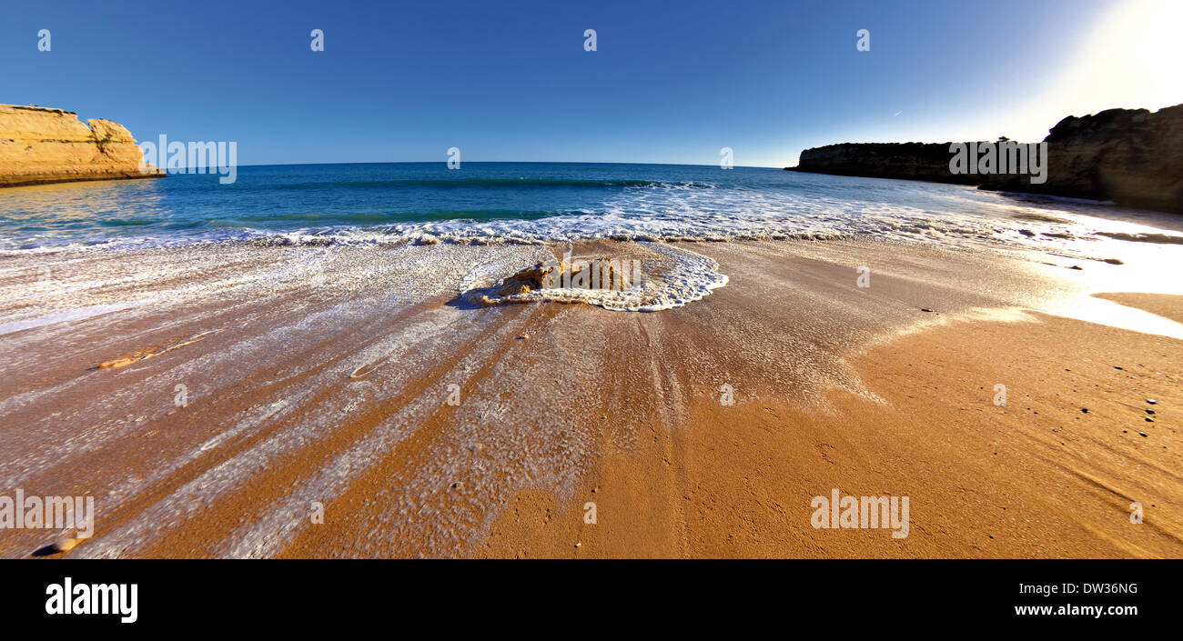 Portugal, Algarve: Wellen und Felsen am Strand Prainha Stockfoto