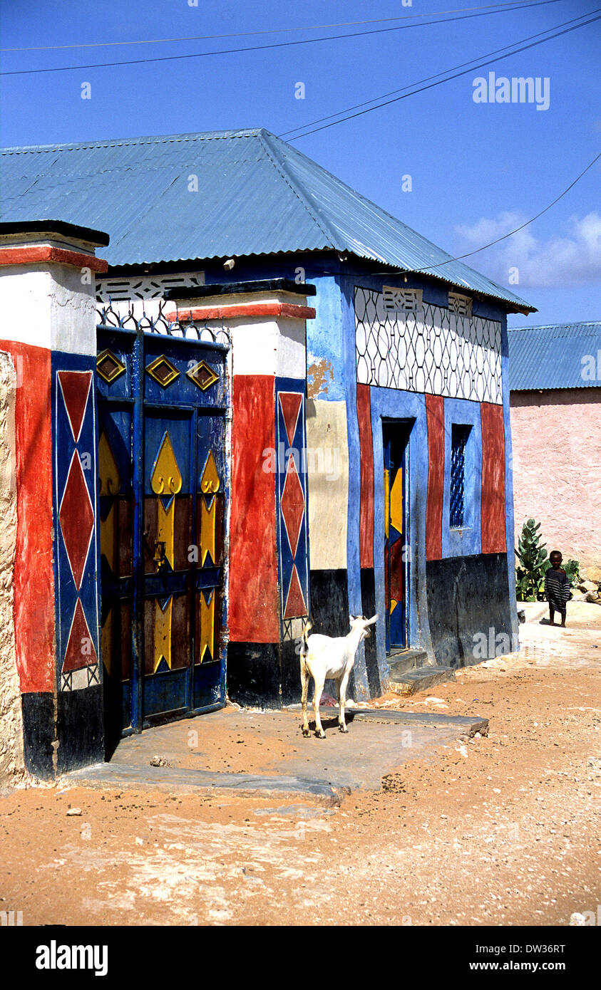 bunte Häuser im wohlhabenden Teil Somalias Gaalkacyo komplett mit Ziege Stockfoto