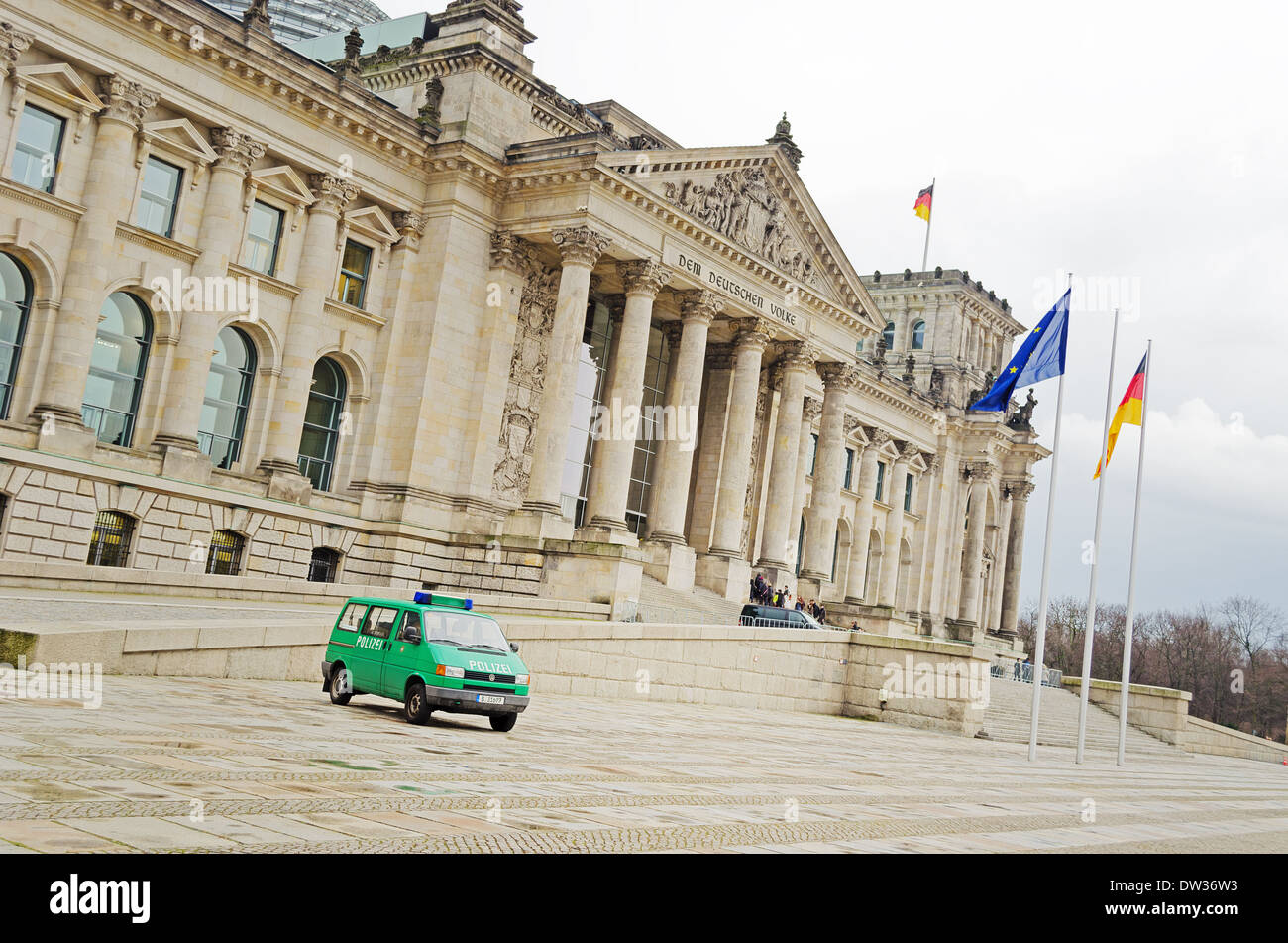 Alten Polizeiwagen vor dem Reichstag in Berlin, Deutschland. Stockfoto