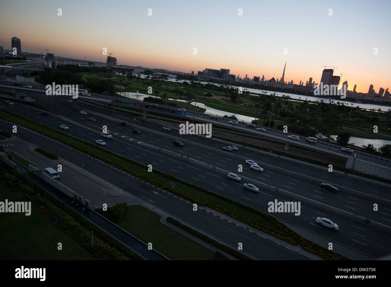 Der Burj Khalifa in die Skyline von Dubai, in der Dämmerung, in Dubai, Vereinigte Arabische Emirate. Stockfoto