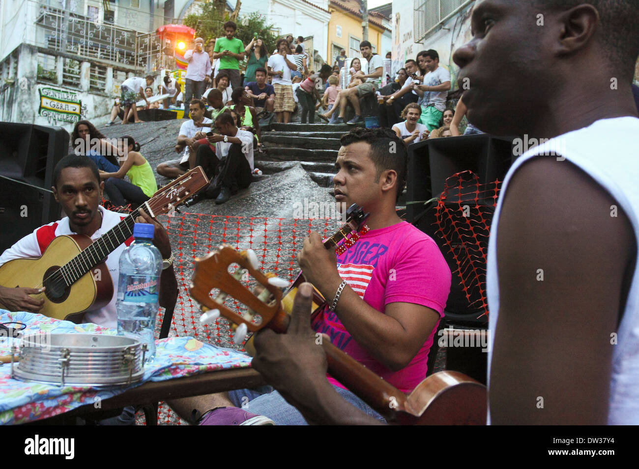 Musiker in einer traditionellen Roda de Samba in Pedra do Sal, einem kulturell bedeutsamen Ort im Hafengebiet von Rio de Janeiro, Brasilien. Pedra do Sal – wörtlich „Salzfelsen“ – ist bekannt als die Geburtsstätte des Samba und ein historisches und religiöses Wahrzeichen in der Nachbarschaft Saúde. Die Gegend beherbergte einst eine Siedlung von quilombo und hat tiefe Wurzeln in der afro-brasilianischen Geschichte. Es gilt als das Herz von „Little Africa“, einem kulturellen Zentrum, das von befreiten und entflohenen versklavten Menschen gebildet wird. Heute bleibt es ein lebendiger Raum für die Erhaltung von Samba und anderen Ausdrücken afrikanischer Diasporidentität in Brasilien Stockfoto