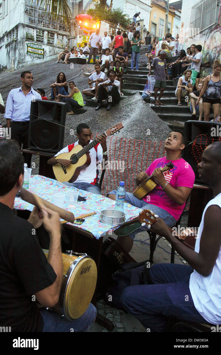 Musiker in einer traditionellen Roda de Samba in Pedra do Sal, einem kulturell bedeutsamen Ort im Hafengebiet von Rio de Janeiro, Brasilien. Pedra do Sal – wörtlich „Salzfelsen“ – ist bekannt als die Geburtsstätte des Samba und ein historisches und religiöses Wahrzeichen in der Nachbarschaft Saúde. Die Gegend beherbergte einst eine Siedlung von quilombo und hat tiefe Wurzeln in der afro-brasilianischen Geschichte. Es gilt als das Herz von „Little Africa“, einem kulturellen Zentrum, das von befreiten und entflohenen versklavten Menschen gebildet wird. Heute bleibt es ein lebendiger Raum für die Erhaltung von Samba und anderen Ausdrücken afrikanischer Diasporidentität in Brasilien Stockfoto
